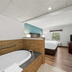 Comfort Inn Foxboro - Mansfield - King Suite, with whirlpool bath tub
