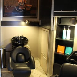 Carmen And Santos Salon - Shampoo area