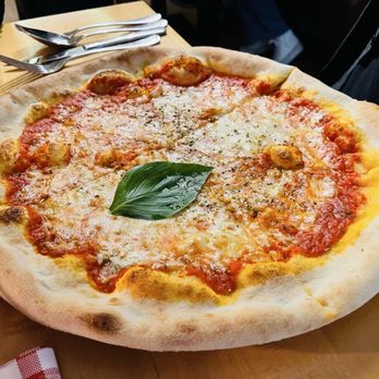 Luardi - Pizza Margherita - good but they need to let it cook longer.  Was very chewy and undercooked.  And we asked for it crispy. - Italian Near Me - Berlin, BE