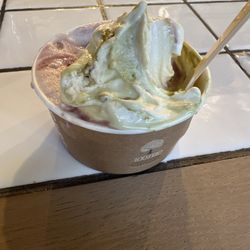 La Romana - Large cream cheese pistachio and raspberry cream cheese?