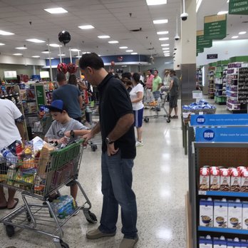 Publix - two thumbs down .Long lines at 9:38p. No managers to open more register / no baggin personnel - Grocery Near Me - Hallandale Beach, Florida Publix - two thumbs down .Long lines at 9:38p. No managers to open more register / no baggin personnel - Grocery Near Me - Hallandale Beach, Florida