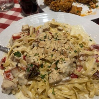 Frugatti's - Garlic Chicken Fettuccine - Italian Near Me - Bakersfield, California Frugatti's - Garlic Chicken Fettuccine - Italian Near Me - Bakersfield, California