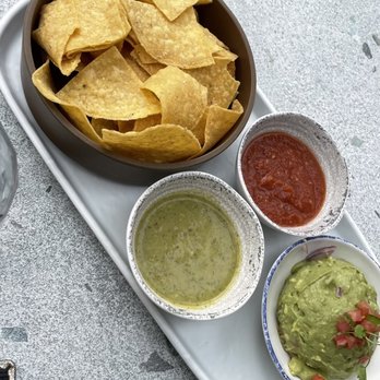 Buena Vida - Guacamole, Chips & Salsa - Mexican Near Me - Arlington, Virginia