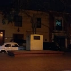 Plaza Chiapas - La estatua en penumbras