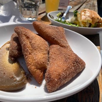 Federal Galley - Doughnuts with cinnamon sugar dusting and apple butter spread from Sultry during brunch! - New American Near Me - Pittsburgh, Pennsylvania