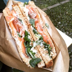Zibo Cuochi Itineranti - sandwitch al salmone, crema di caprino e insalata