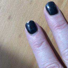 One week after application, the dip nails have a chip.