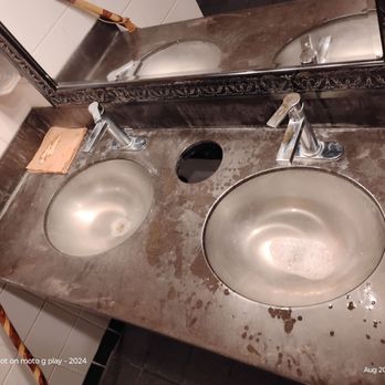 Applebee's Grill + Bar - Applebee's men's bathroom - American Near Me - Hammond, Louisiana