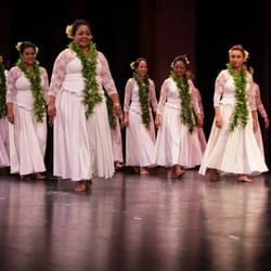 Hula Halau Na Mamo 'O Panaewa - Na Mākuahine