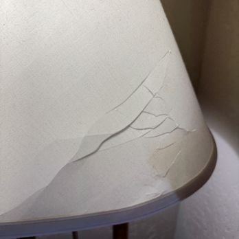 Red Rock Country Inn - Broken lampshade - Hotels Near Me - Kanab, Utah Red Rock Country Inn - Broken lampshade - Hotels Near Me - Kanab, Utah