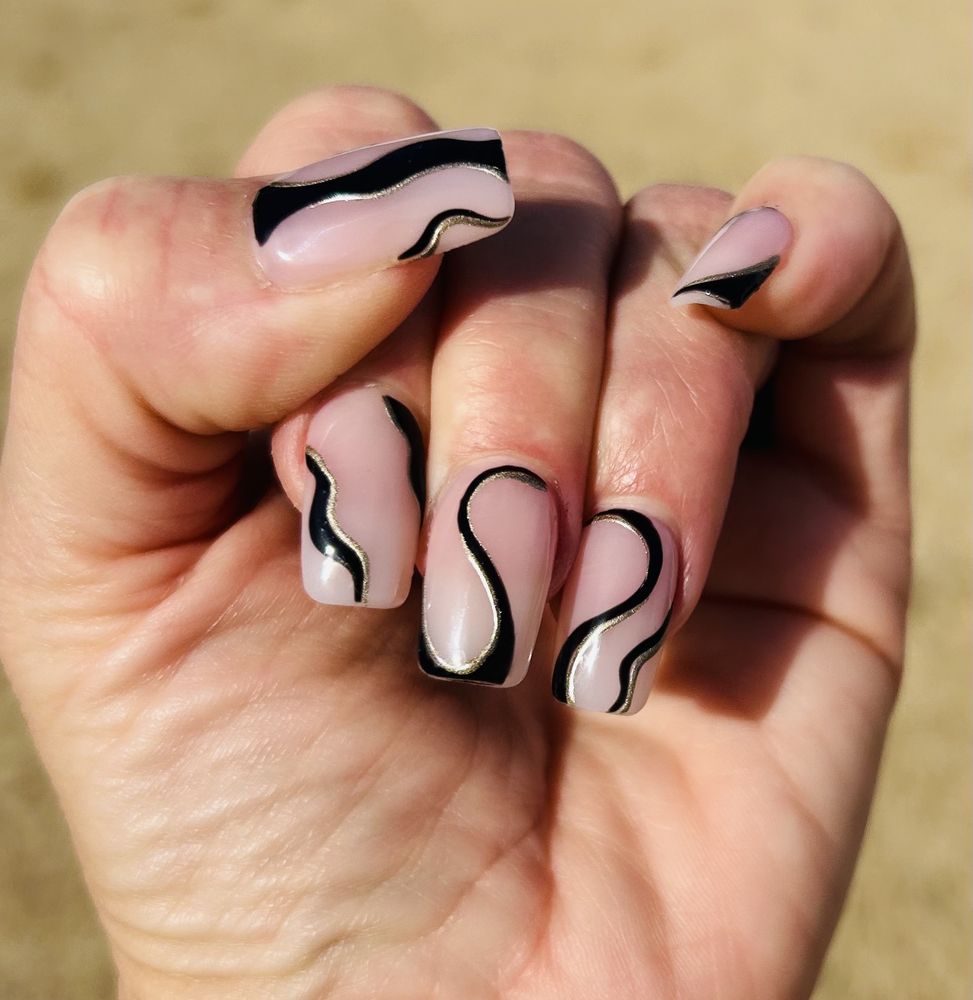 Lux Nails & Spa Logo