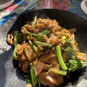 Khamdee Thai Cookhouse - Pad see ew (chicken) - Thai Near Me - Beaverton, Oregon