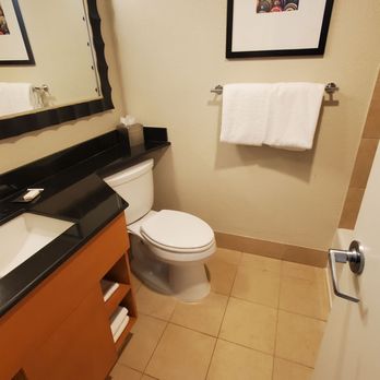 DoubleTree by Hilton - Berkeley - Bathroom - clean - Hotels Near Me - Berkeley, California DoubleTree by Hilton - Berkeley - Bathroom - clean - Hotels Near Me - Berkeley, California