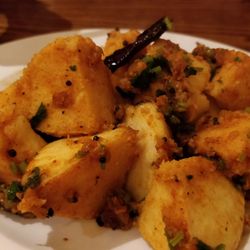 Maveli - Podi idli. Steamed rice cakes roasted in some spices. Excellent vegan starter.