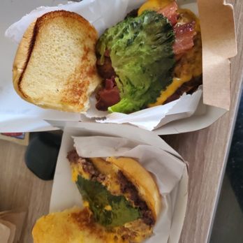 Shake Shack - My finely thin slice of lettuce - Burgers Near Me - Los Angeles, California Shake Shack - My finely thin slice of lettuce - Burgers Near Me - Los Angeles, California