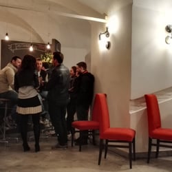 Parlo. Bistrò al 7 - Bancone e sala durante l'evento di inaugurazione