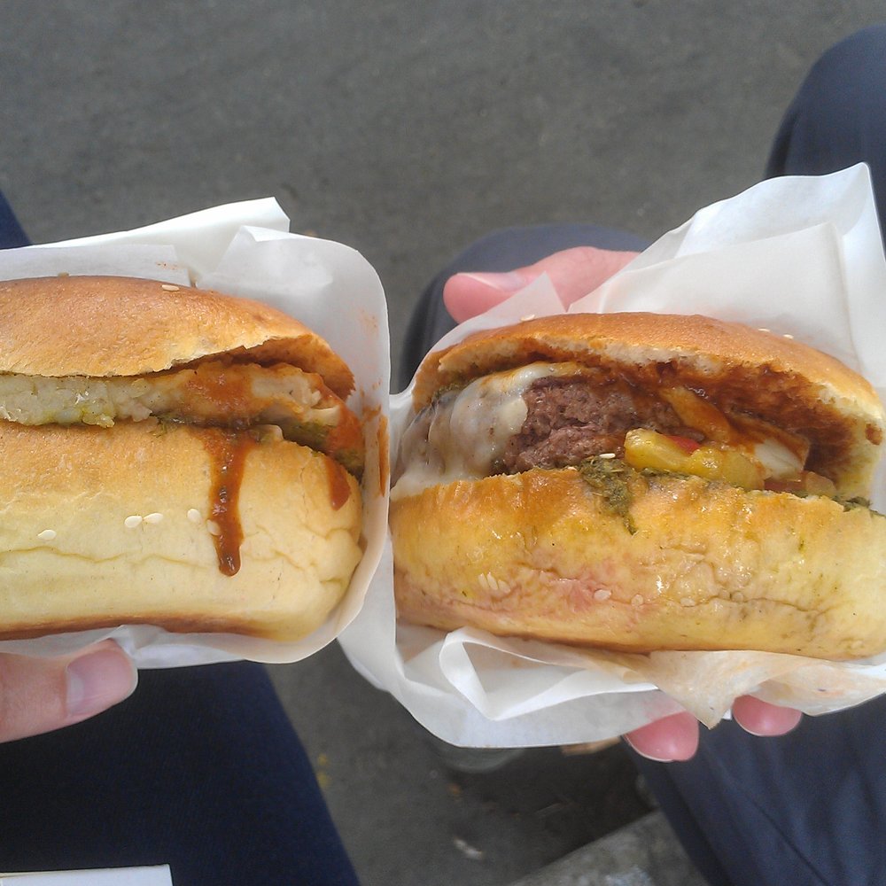 The Rolling Cantine - Sympathy for the Devil burgers: vegetarian option on left - Food Trucks Near Me - Villeurbanne, 69 The Rolling Cantine - Sympathy for the Devil burgers: vegetarian option on left - Food Trucks Near Me - Villeurbanne, 69