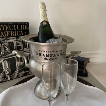 Mayhurst Estate - Champagne on ice - perfect for the hot hot summer! - Hotels Near Me - Orange, Virginia