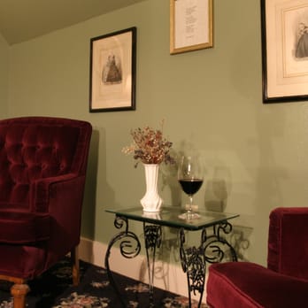 Claiborne House B&B - Seating area in Dickinson Room - Bed & Breakfast Near Me - Jefferson, Texas Claiborne House B&B - Seating area in Dickinson Room - Bed & Breakfast Near Me - Jefferson, Texas