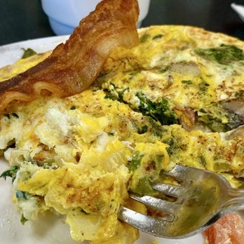 Robert's Restaurant - Country fried scramble omelette with vegetables - Breakfast & Brunch Near Me - Dania, Florida