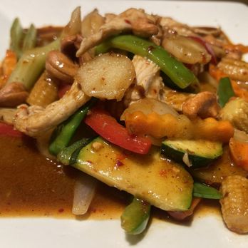 Le Basil - Cashew Chicken - Thai Near Me - Palm Desert, California Le Basil - Cashew Chicken - Thai Near Me - Palm Desert, California