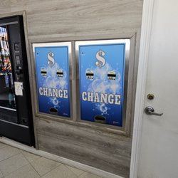 Elsinores Laundromat - Change machines