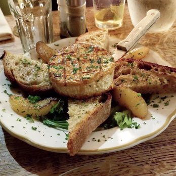 La Note - Baked Camembert cheese with pears crostini - French Near Me - Berkeley, California La Note - Baked Camembert cheese with pears crostini - French Near Me - Berkeley, California
