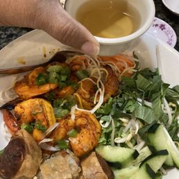Grilled shrimp bowl with vermicelli noodles Grilled shrimp bowl with vermicelli noodles