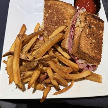 The Hound's Tale - Classic Reuben - New American Near Me - Williamsburg, Virginia