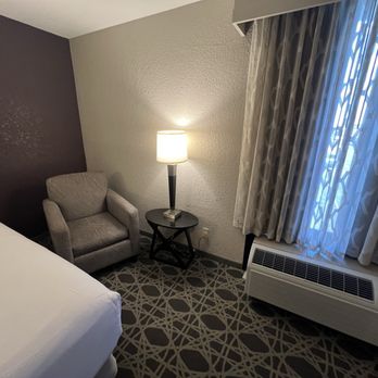 Drury Inn & Suites Poplar Bluff - Comfortable seating area with small table. - Hotels Near Me - Poplar Bluff, Missouri Drury Inn & Suites Poplar Bluff - Comfortable seating area with small table. - Hotels Near Me - Poplar Bluff, Missouri