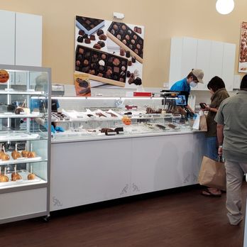 Kilwins Ice Cream - Chocolate - Fudge - people shopping in a bakery - Candy Stores Near Me - Georgetown, Texas