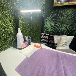 DG Pretty Nails - I loved the walls, the aesthetic, and everything in the salon!!
