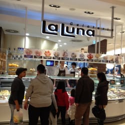 Gelateria La Luna - Freundlich, hell, mit riesiger Eis- und Kuchen-Theke: das La Luna.