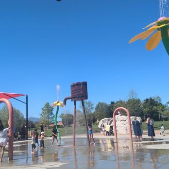 Blue Goose Park - Splash pad area with the climbing boulder in the background - Parks Near Me - Brentwood, California