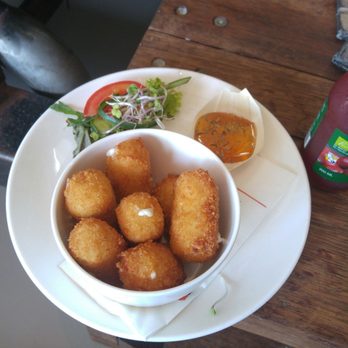 Strandpaviljoen De Branding - Goat cheese croquets go nicely with a white wine - Restaurants Near Me - Terschelling, FR