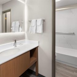 Days Inn by Wyndham Pierre - Guest room bath