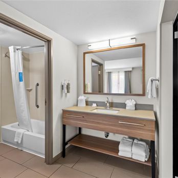 Hampton Inn Texarkana Arkansas - Guest room bath - Hotels Near Me - Texarkana, Arkansas Hampton Inn Texarkana Arkansas - Guest room bath - Hotels Near Me - Texarkana, Arkansas