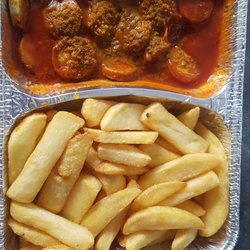 Grillhähnchenstation - Currywurst mit Pommes