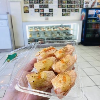 Sushi Man - Seared Aburi Salmon Nigiri with Garlic & Special Mayo Sauce - Japanese Near Me - Honolulu, Hawaii Sushi Man - Seared Aburi Salmon Nigiri with Garlic & Special Mayo Sauce - Japanese Near Me - Honolulu, Hawaii
