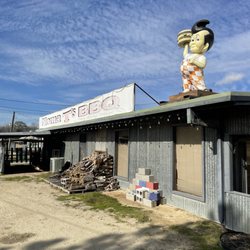 Moma T's BBQ - Super nice old fashion joint with a lot of characters, mama T is very gracious to all guests too