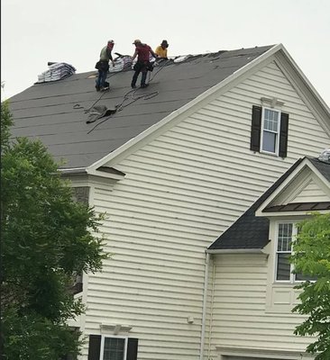 Roofing Projects - Every company has their own niche or specialty here at Craftsman we pride ourselves with making sure every family we service has the peace of mind knowing they have a professionally done reliable roof above their heads. Craftsman only uses trusted vendors with the highest quality roof shingles. All four seasons bring damaging weather and the first place to feel the effects of the weather is your roof. Roofing Projects - Every company has their own niche or specialty here at Craftsman we pride ourselves with making sure every family we service has the peace of mind knowing they have a professionally done reliable roof above their heads. Craftsman only uses trusted vendors with the highest quality roof shingles. All four seasons bring damaging weather and the first place to feel the effects of the weather is your roof.