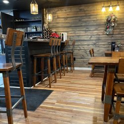 Crust Pizzeria - Comfortable interior