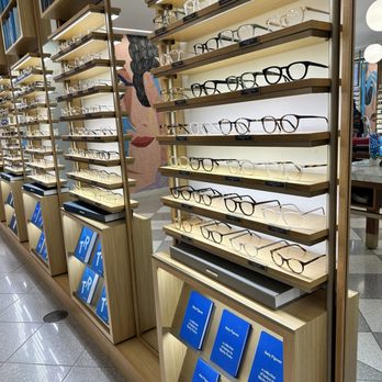 Warby Parker Easton Town Center - Optometrists Near Me - Columbus, Ohio