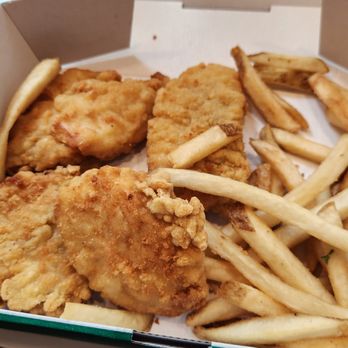 Wahlburgers - chicken an fries - American Near Me - Boston, Massachusetts