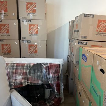 Cross Country Moving - Boxes and dining table with chairs - Movers Near Me - Tarzana, California Cross Country Moving - Boxes and dining table with chairs - Movers Near Me - Tarzana, California