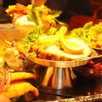 Restaurant Skindbuksen - Deluxe plate for 2: - Fried fish - Roast Pork with crispy skin - Herring - Chicken salad   - Pork with mushrooms and onions - Salmon - Scandinavian Near Me - København K, 84