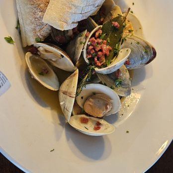 Midtown Oyster Bar - Steamed Littleneck Clams Lunch - American Near Me - Newport, Rhode Island Midtown Oyster Bar - Steamed Littleneck Clams Lunch - American Near Me - Newport, Rhode Island