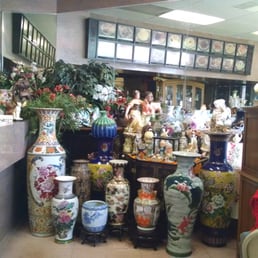 This is an antique shop & Chinese take out joint. Bizarre. This is an antique shop & Chinese take out joint. Bizarre.