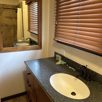 Kilauea Military Camp - guest bath - Vacation Rentals Near Me - Volcano, Hawaii Kilauea Military Camp - guest bath - Vacation Rentals Near Me - Volcano, Hawaii