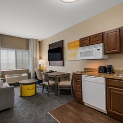 Comfort Inn & Suites Barnesville - Frackville - Queen Suite - Living Room / Kitchen Area